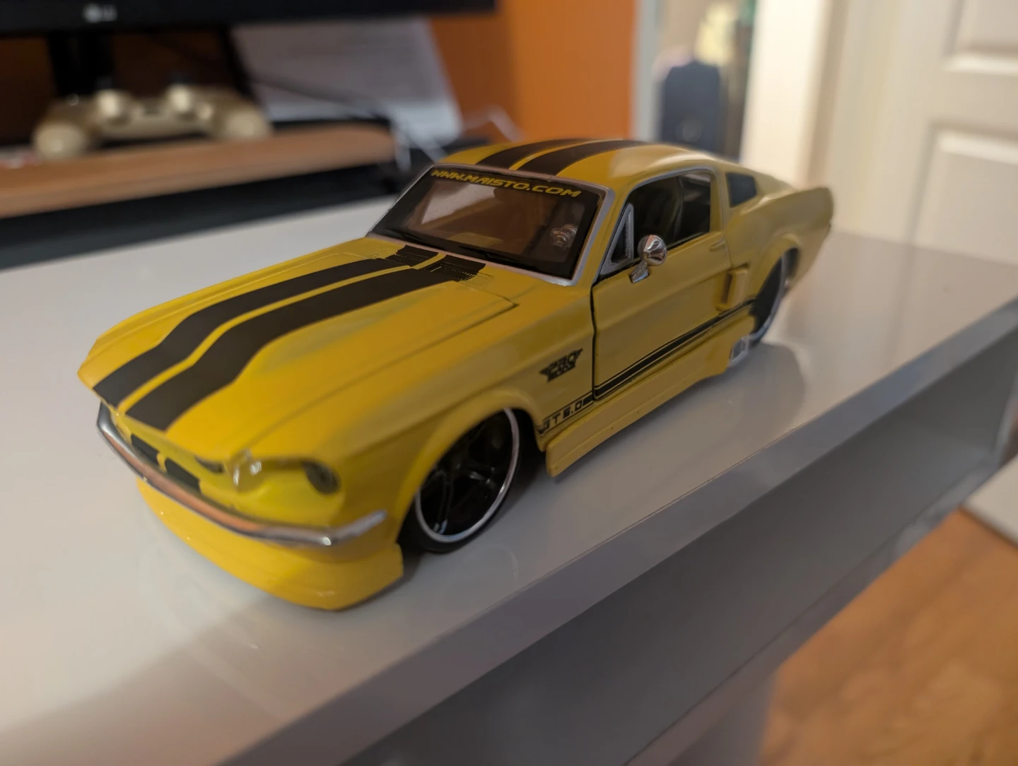 Yellow Ford Mustang 1:24 Diecast Model Car