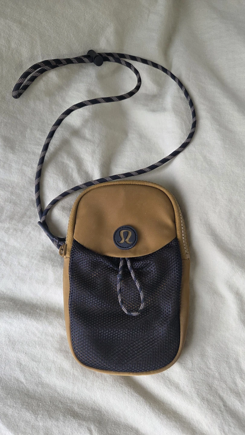 Lululemon crossbody bag (Brand New)