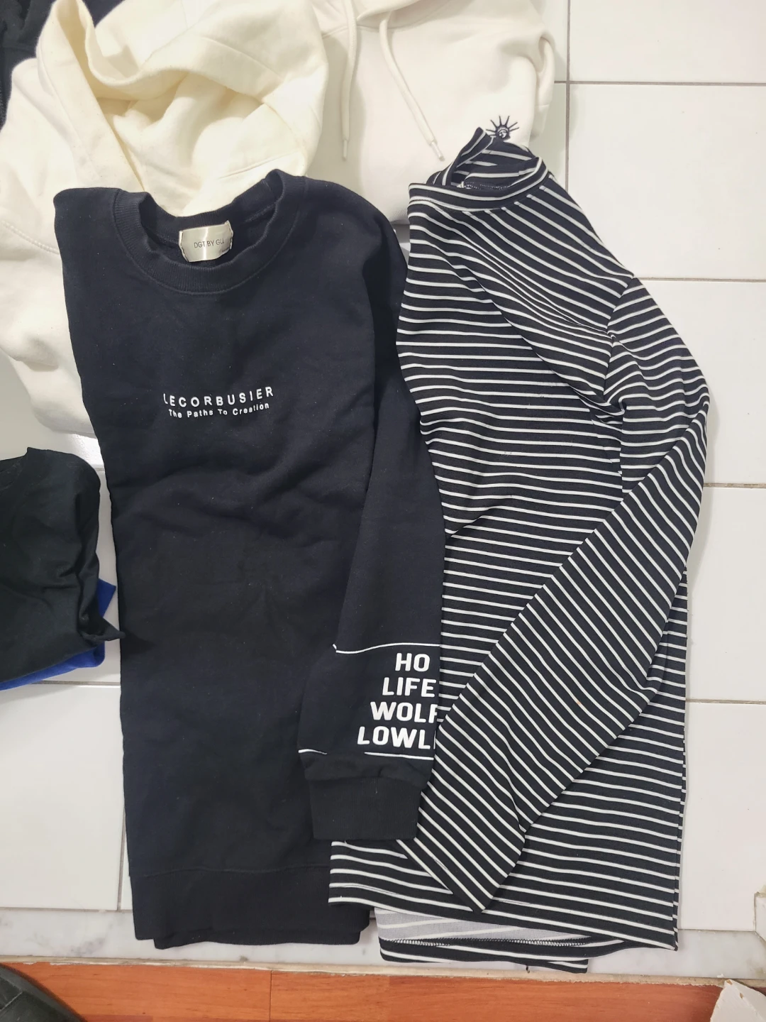Bundle of graphic t-shirts and hoodies - photo 4