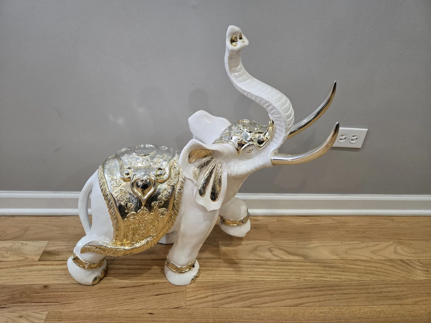 Big White and Gold Ceramic Elephant Figurine - photo 4