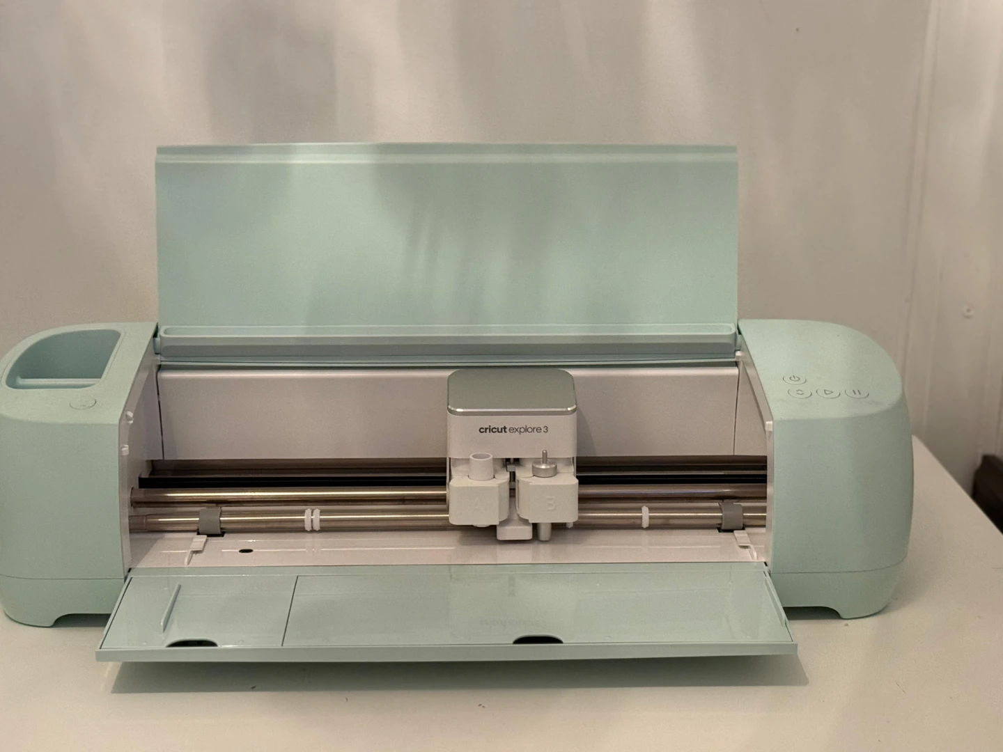 Cricut Explore 3 + EasyPress 3–Vinyl Cutter & T-Shirt Press - photo 3