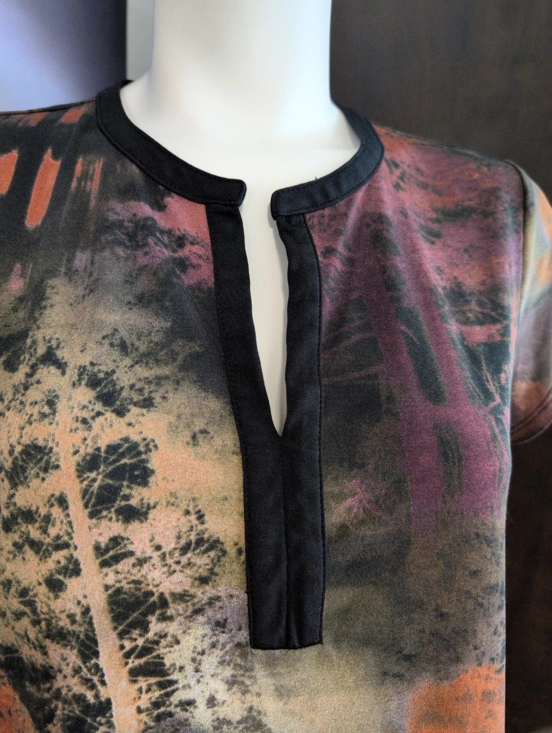 Abstract Print V-Neck T-Shirt - photo 2