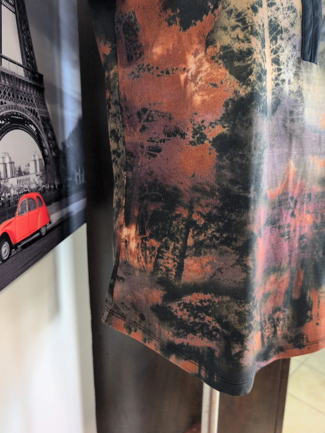 Abstract Print V-Neck T-Shirt - photo 4