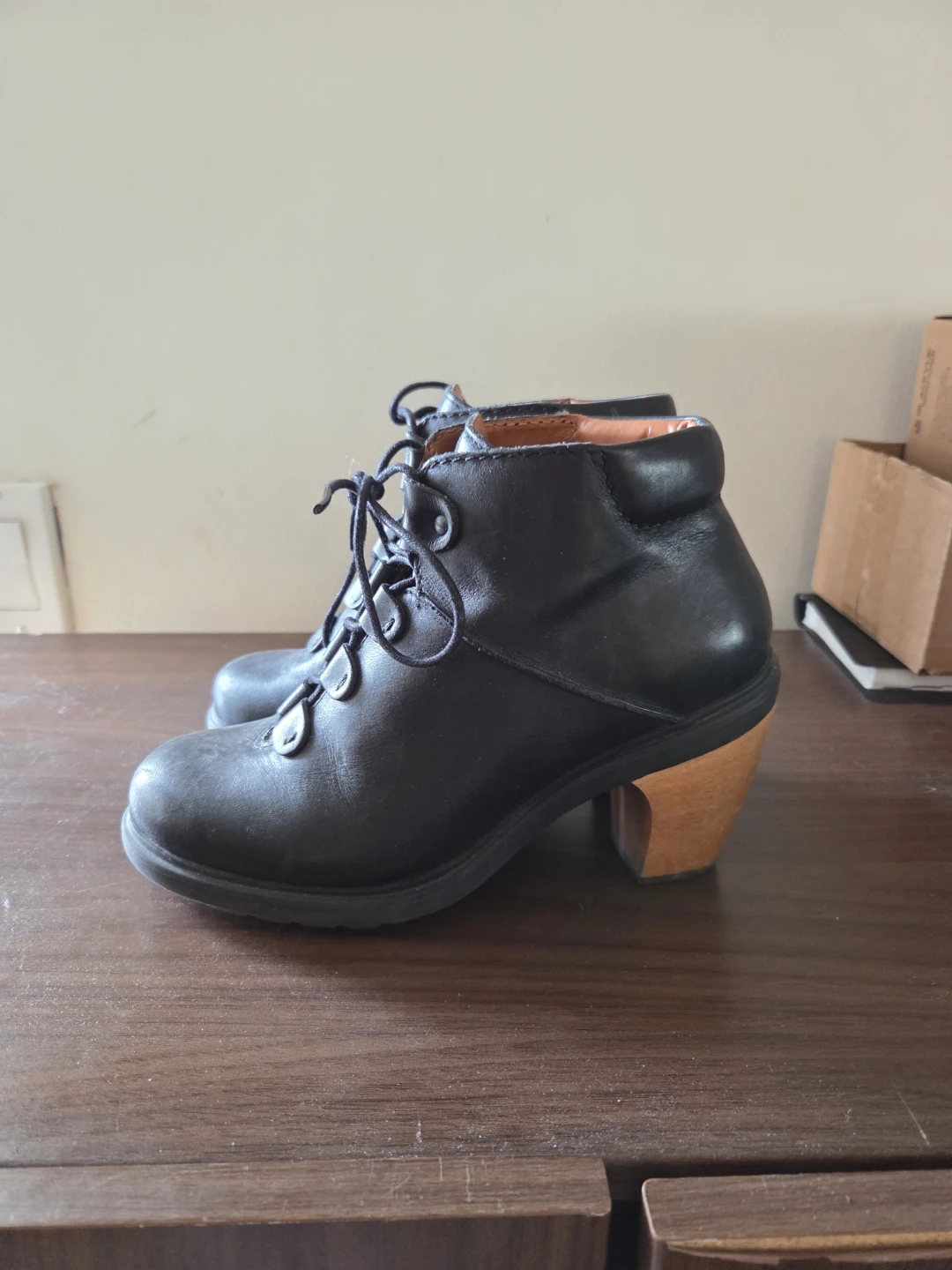 Camper Valley black booties