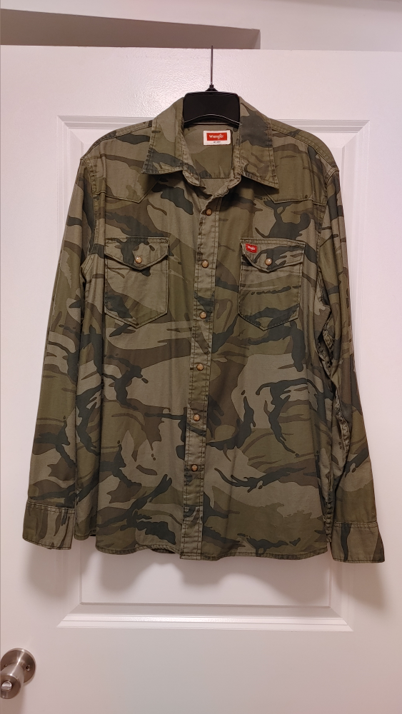 Wrangler Camo Long Sleeve Button-Up Shirt size Large