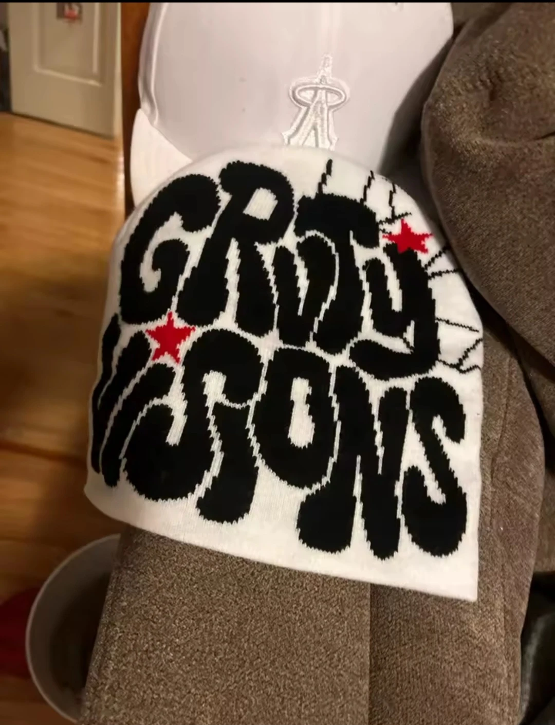 Gravity visions beanie (white&black)