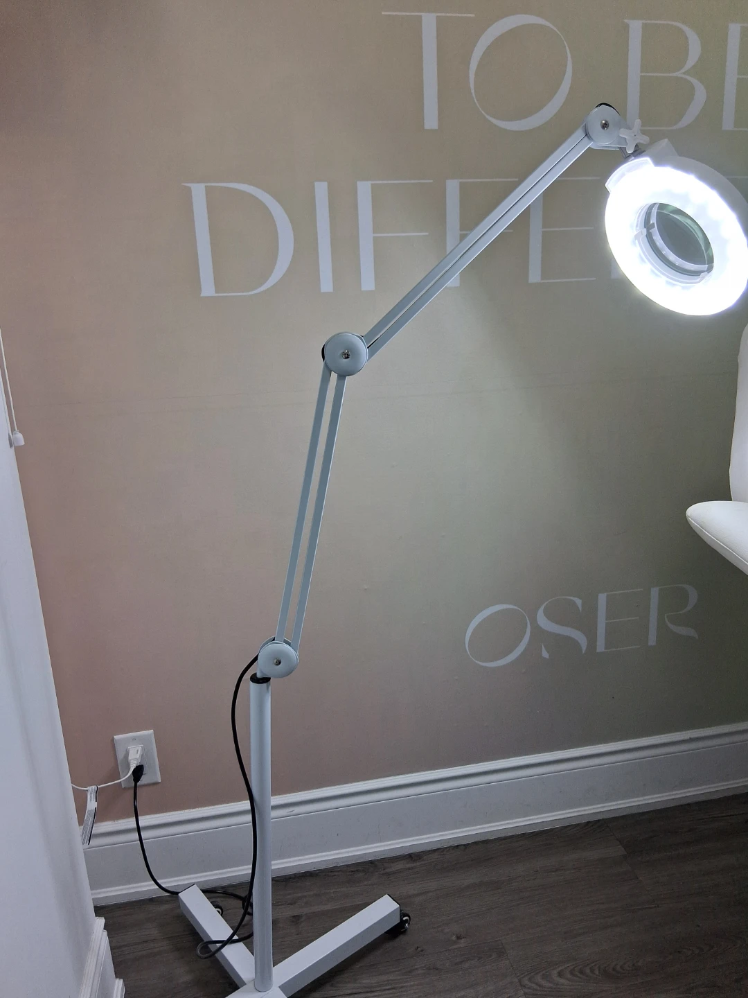 White Magnifying Floor Lamp with LED Light - photo 3