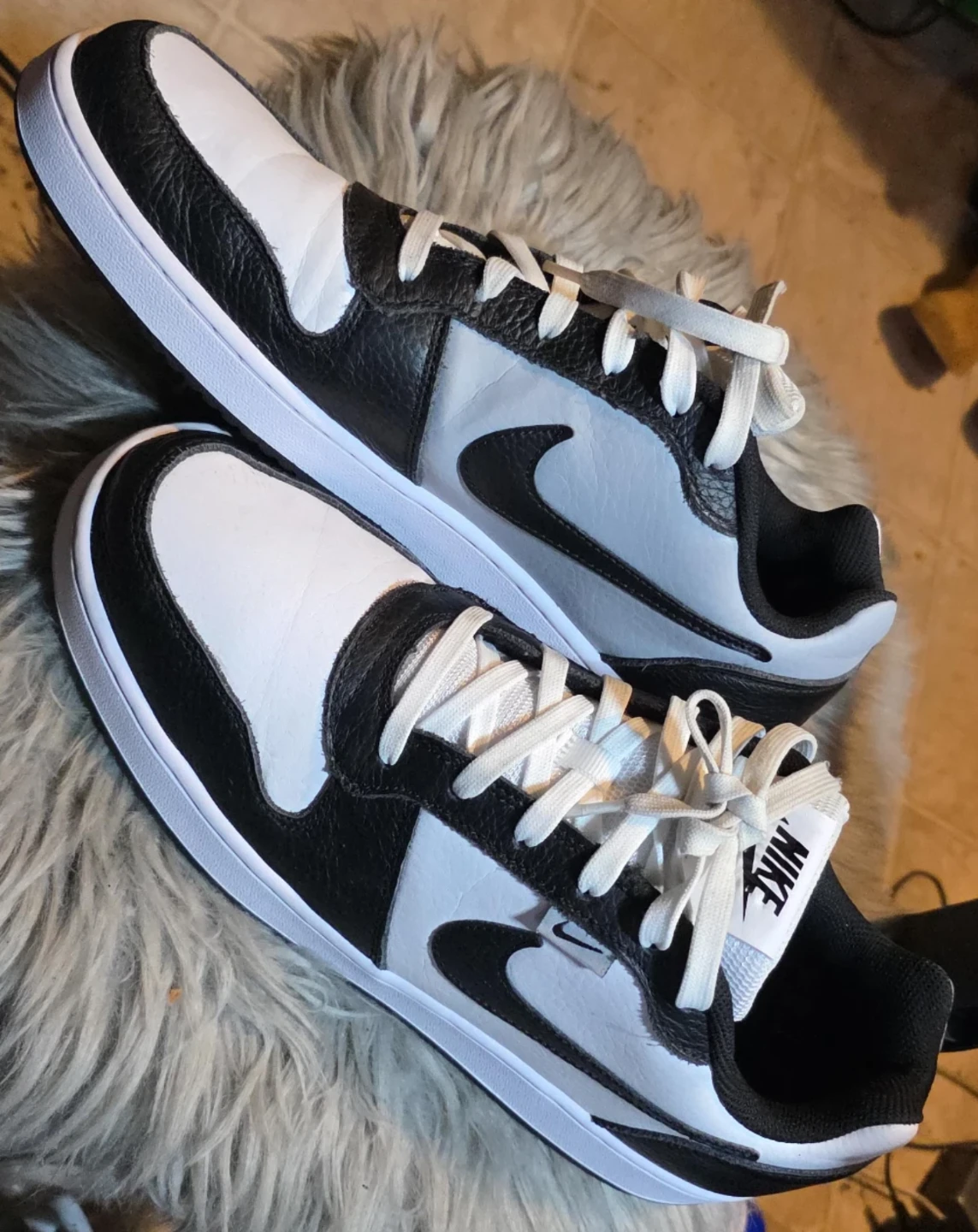 Nike Low Top Sneakers - Black & White