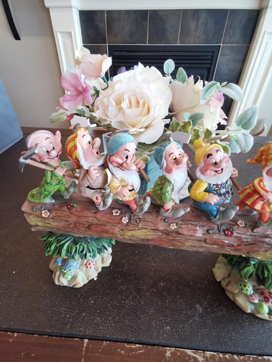 Jim shore Snow White and the Seven Dwarfs Log Figurine - photo 3