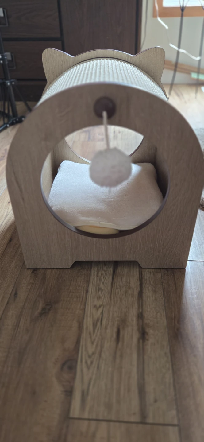 Vesper Minou Horizontal Scratcher Cat Bed