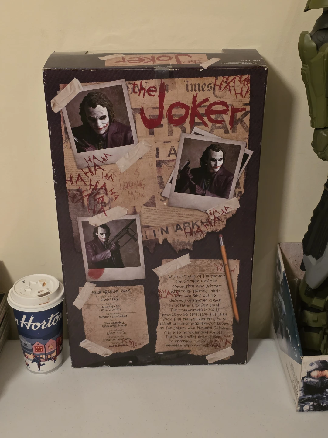 The Joker 1/4 Scale Action Figure - photo 3