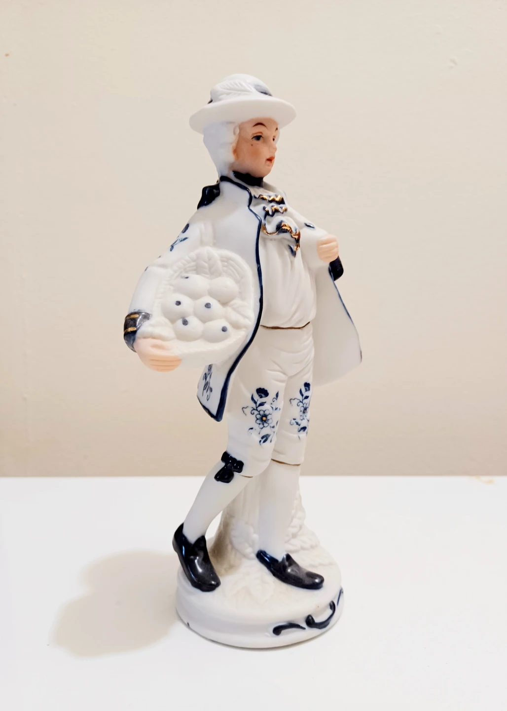 Hand Painted Capodimonte Porcelain Figurine - photo 3