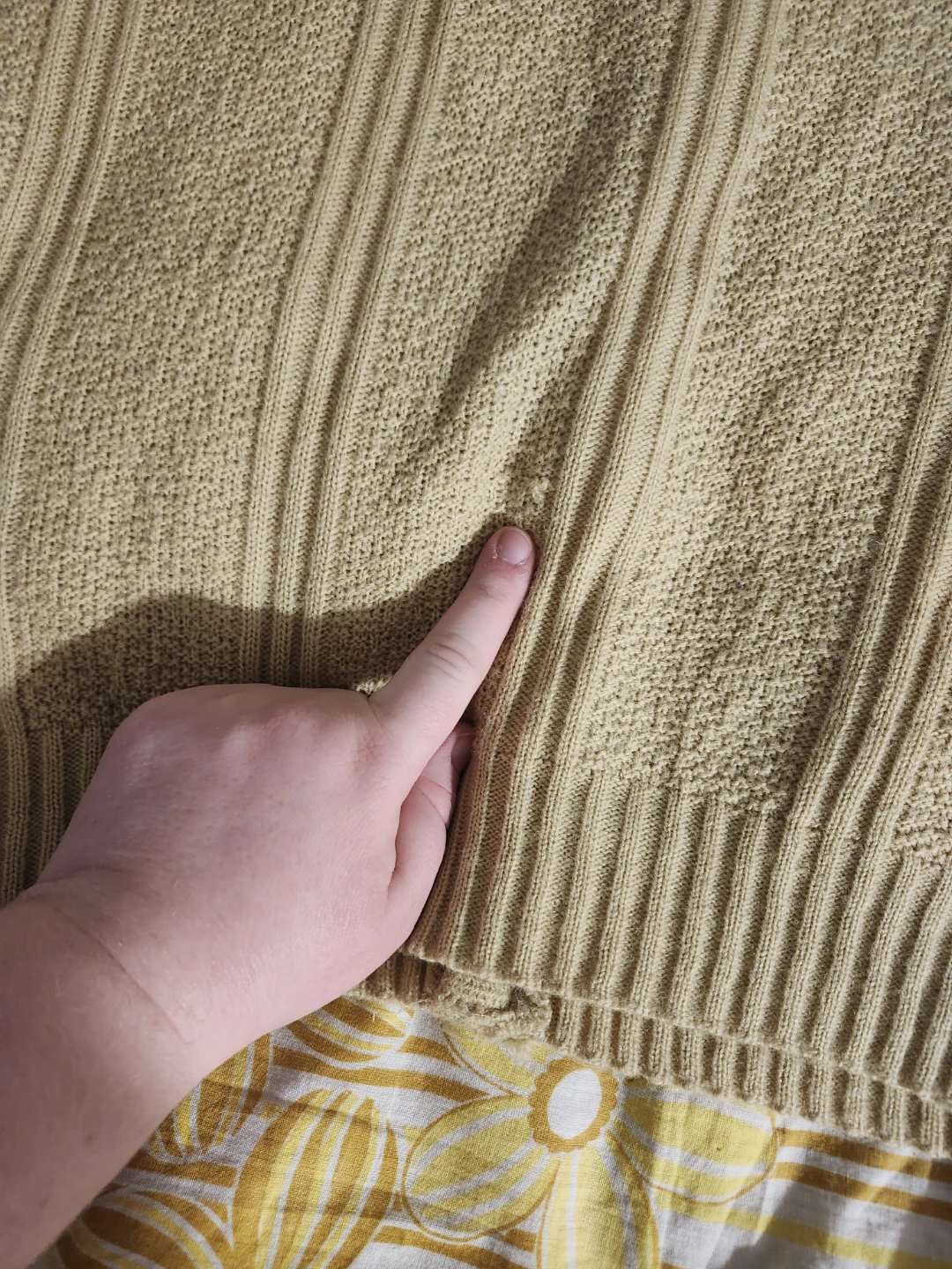 Tan vintage cardigan with knit design - photo 4