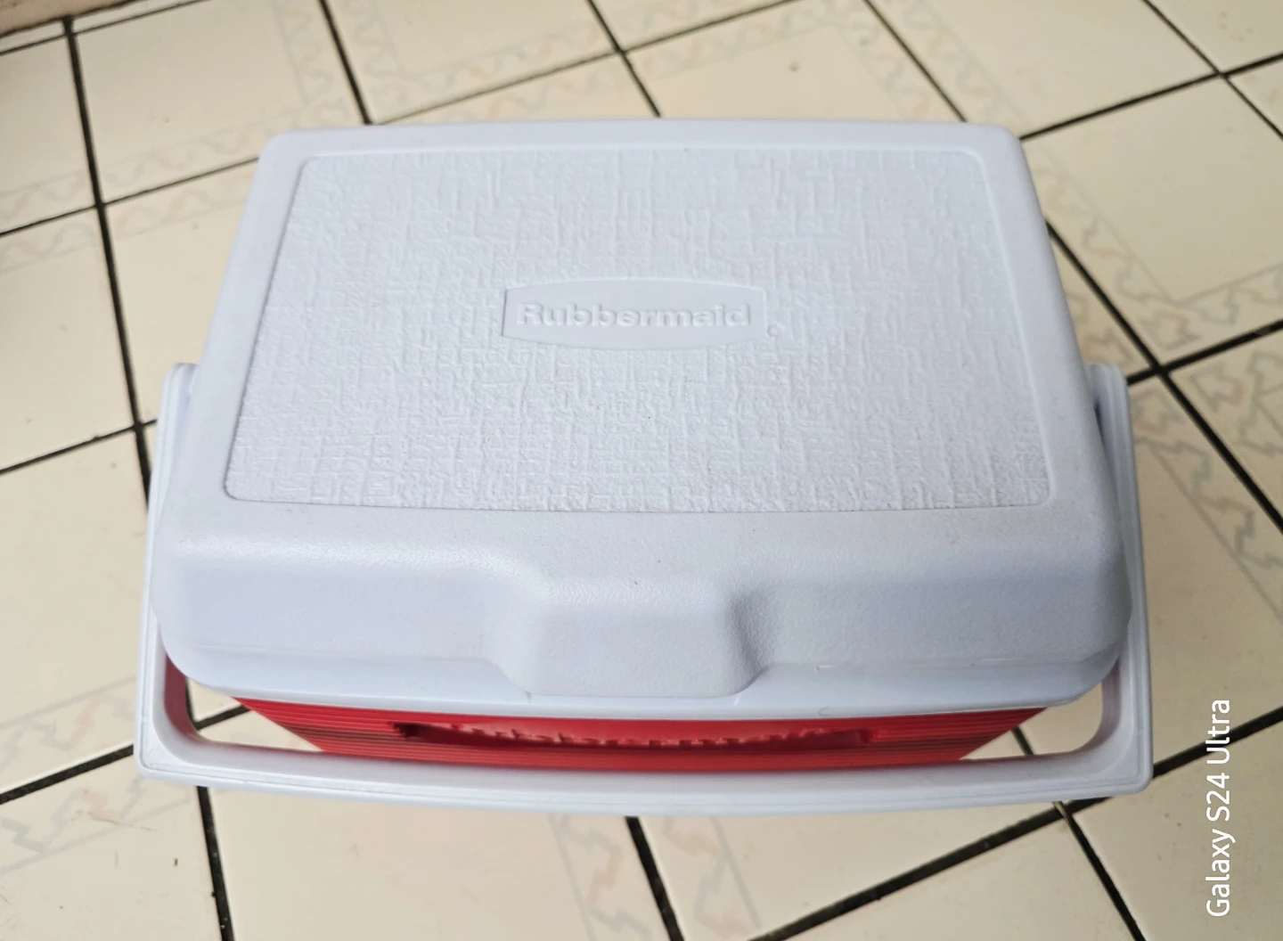 Rubbermaid Cooler Red White 5 Qt Ice Chest 6-Pack Lunch Box - photo 2