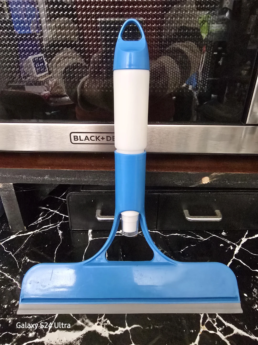 2-in-1 Spray Squeegee Window Cleaner Built-In Bottle & Scrub Pad - photo 2