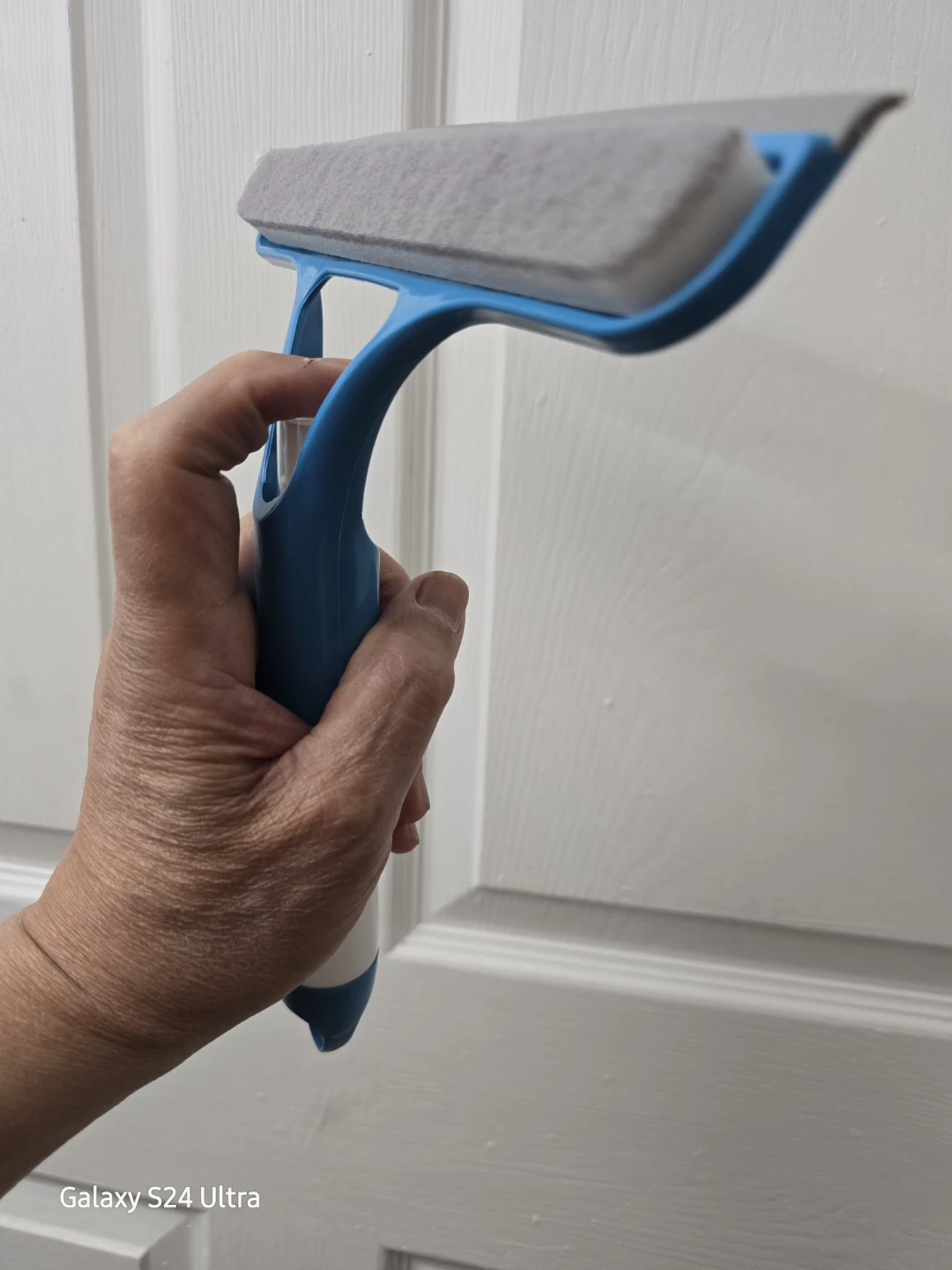 2-in-1 Spray Squeegee Window Cleaner Built-In Bottle & Scrub Pad - photo 4