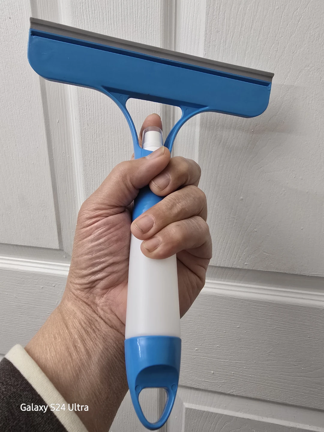 2-in-1 Spray Squeegee Window Cleaner Built-In Bottle & Scrub Pad - photo 5