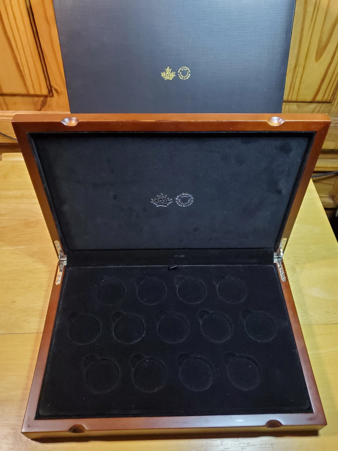 Wooden Canada Mint Box - photo 3