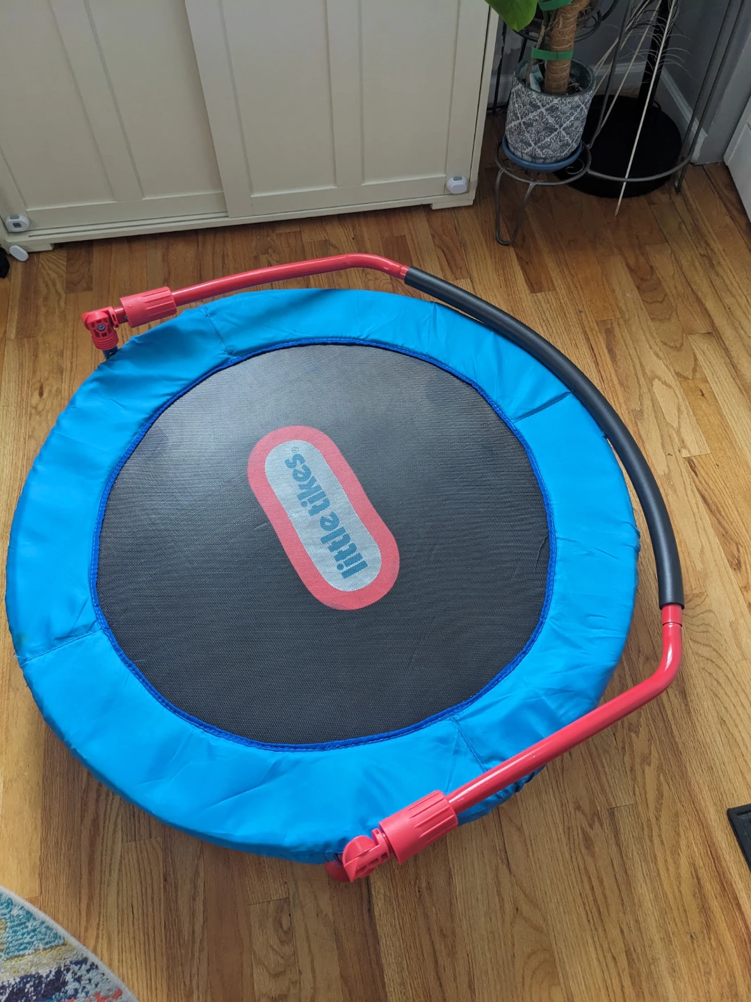 Little Tikes 35” Kids Trampoline with Handle Bar. - photo 2