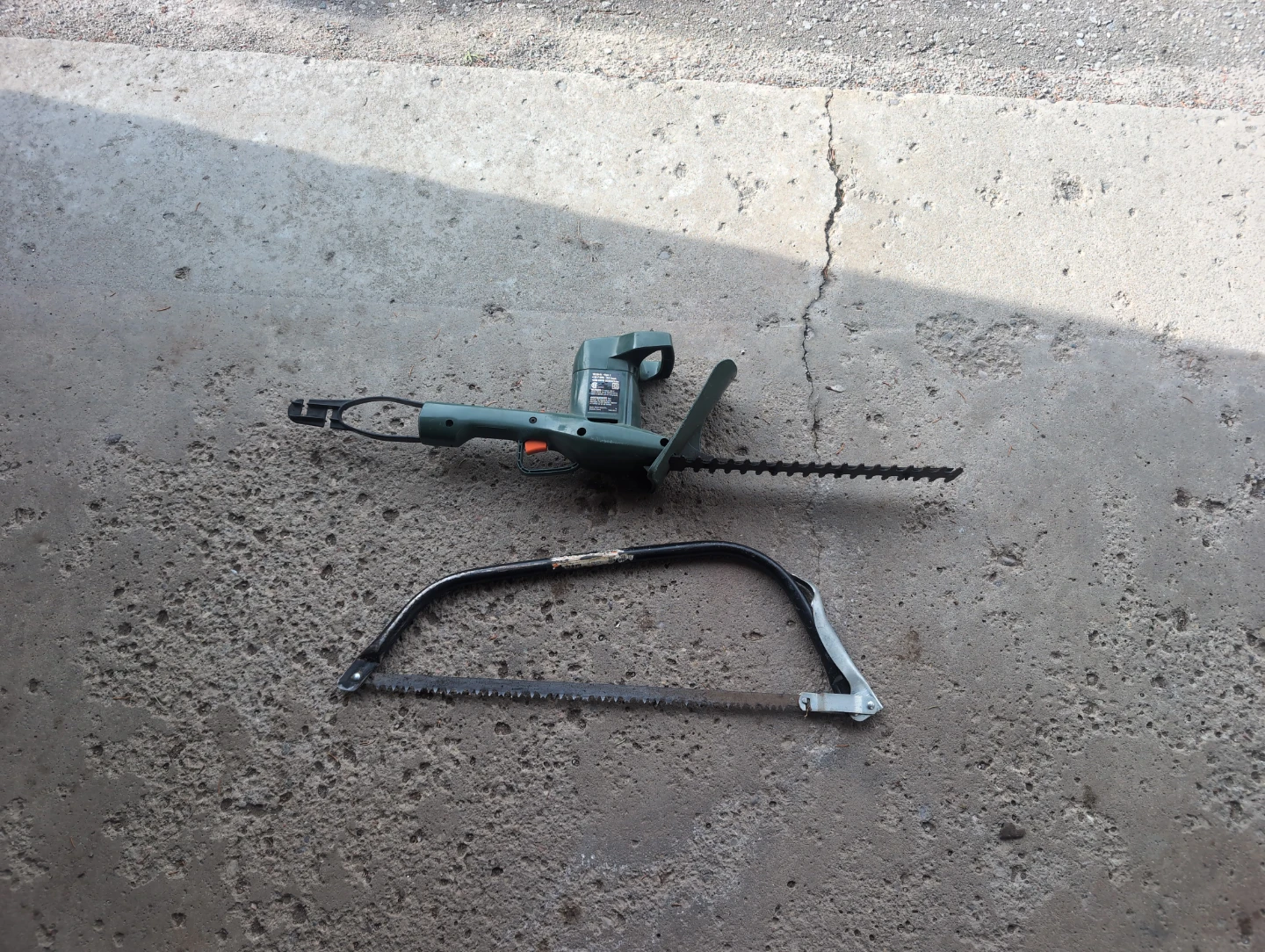 Black & Decker Electric Hedge Trimmer & Hand Saw - photo 2