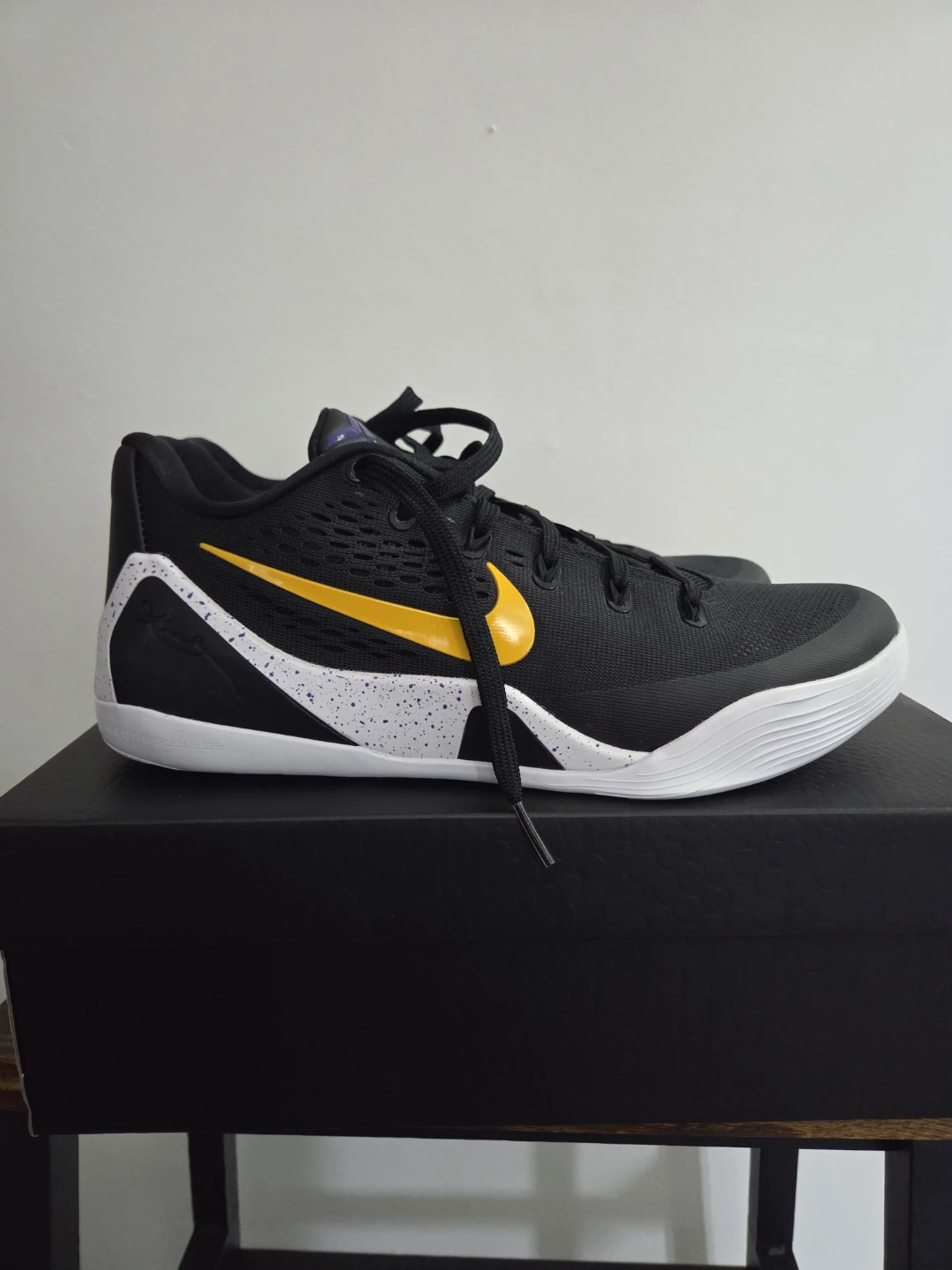 Nike Kobe 9 EM Low Men's Basketball Shoes