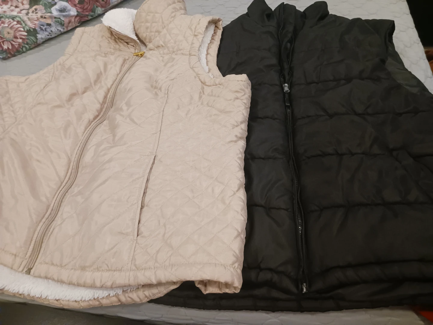 Lightweight Puffer Vests - Black and Tan