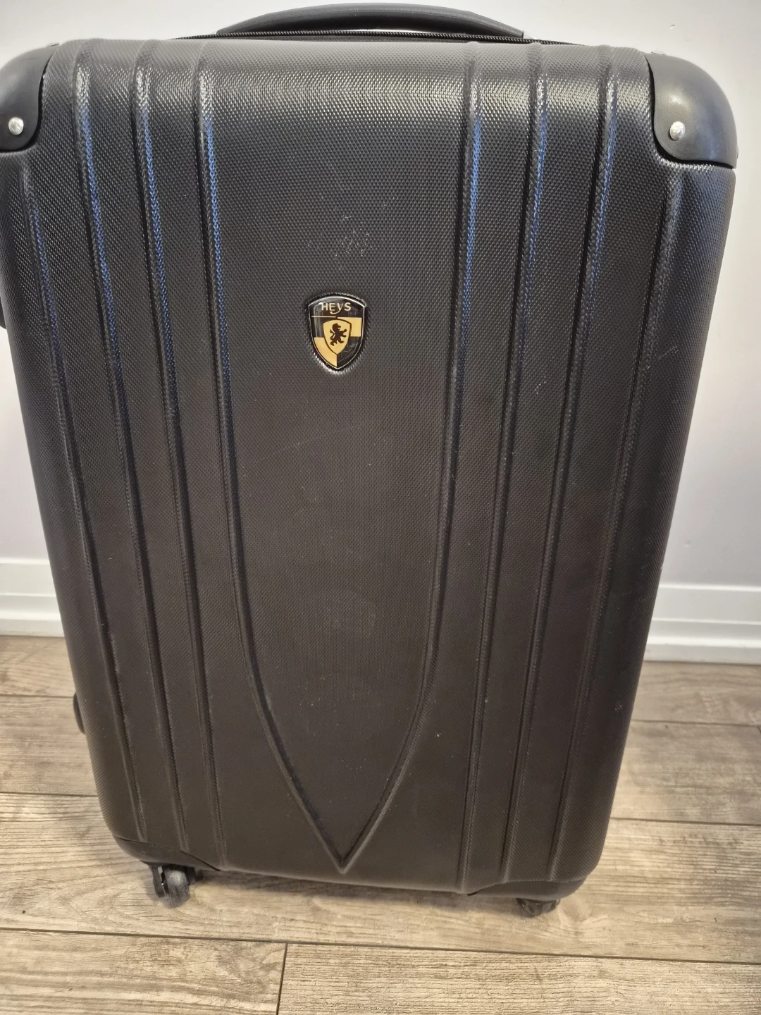 🥕HEYS Black Hardside Spinner Medium Luggage