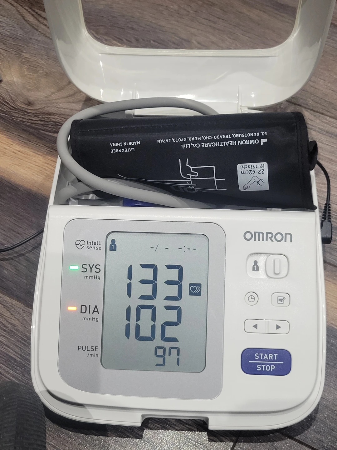 Omron BP765CAN Blood Pressure Monitor - photo 2