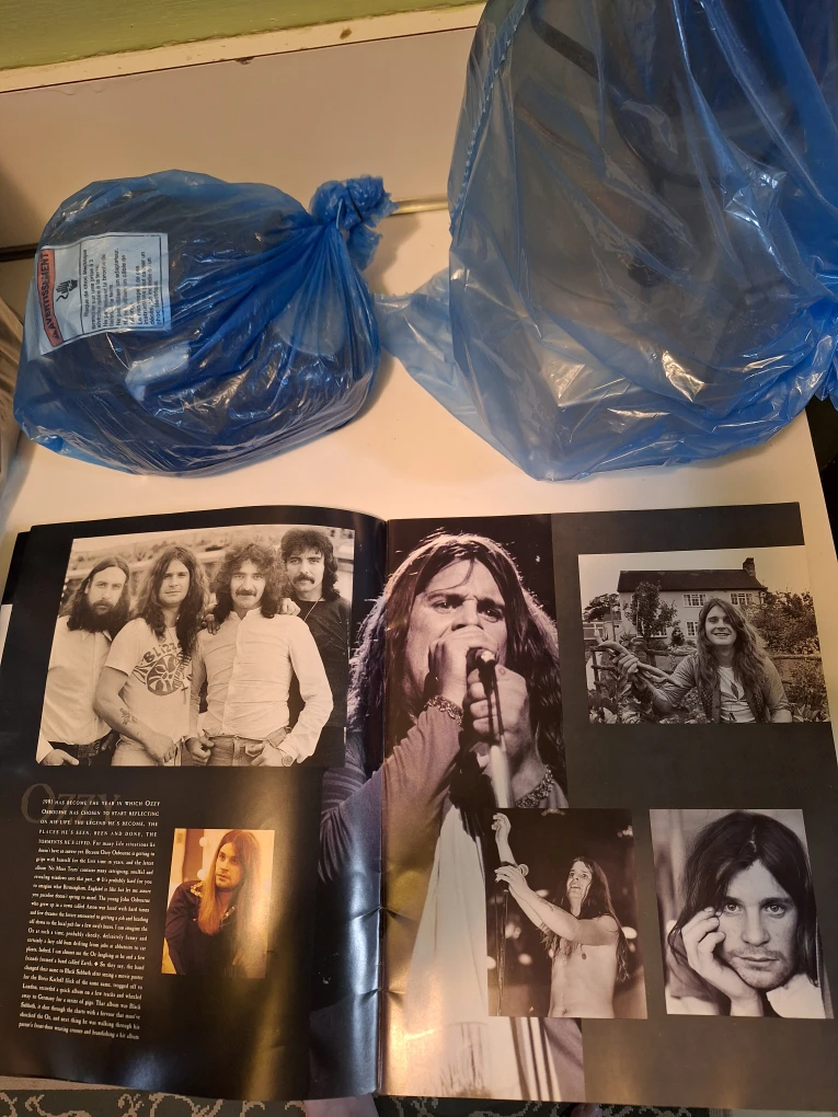Ozzy Osbourne Theatre of Madness Black concert book - photo 3