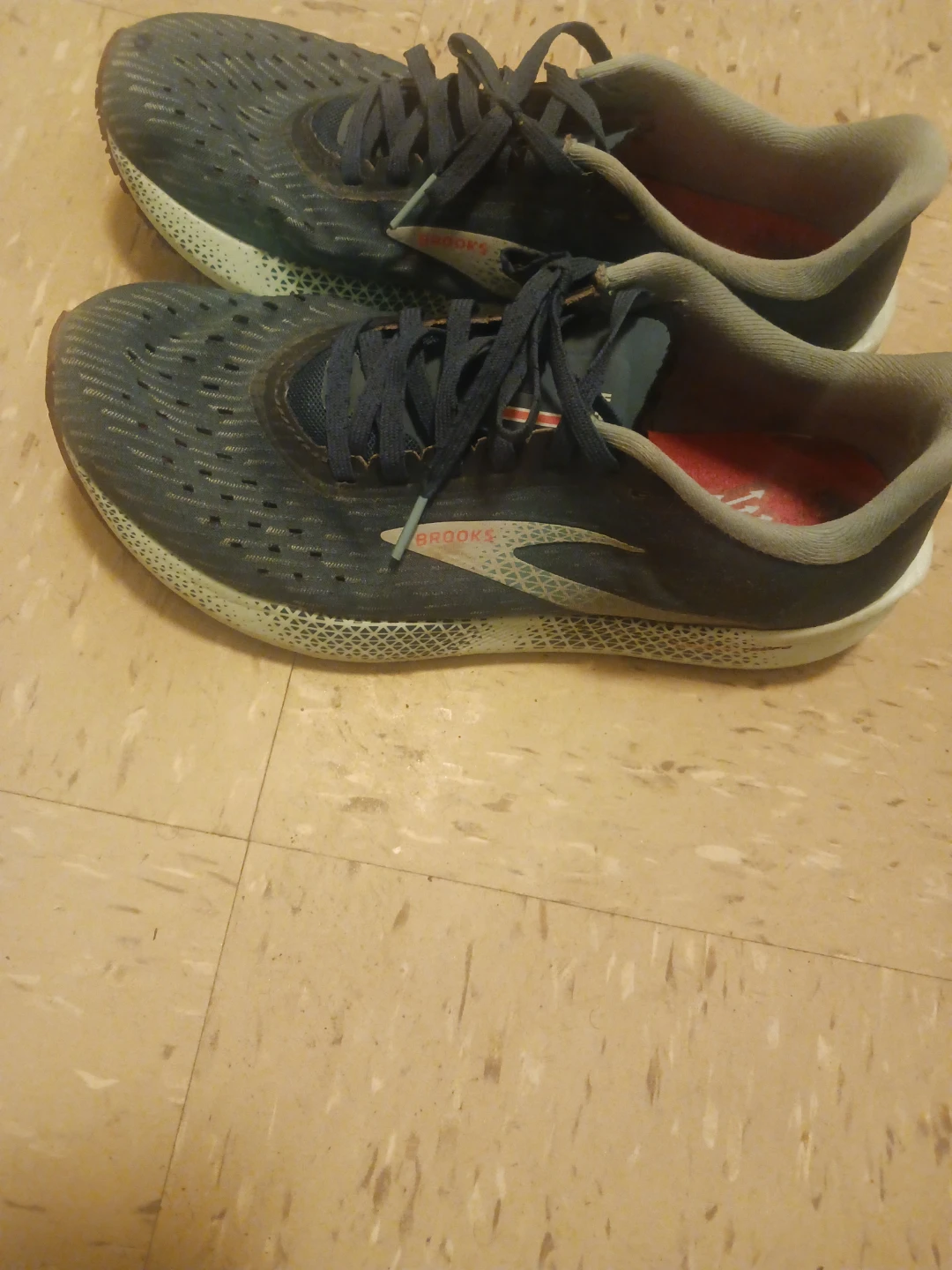 Brooks Running Shoes size 9 - photo 2