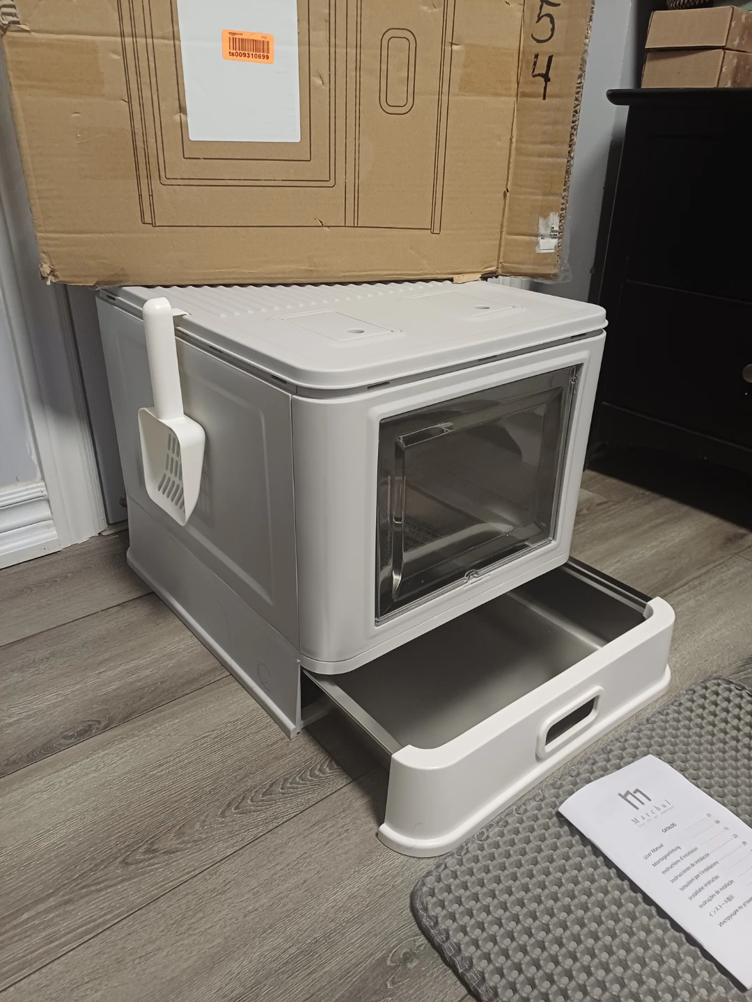 Large enclosed Cat Litter Box with Scoop