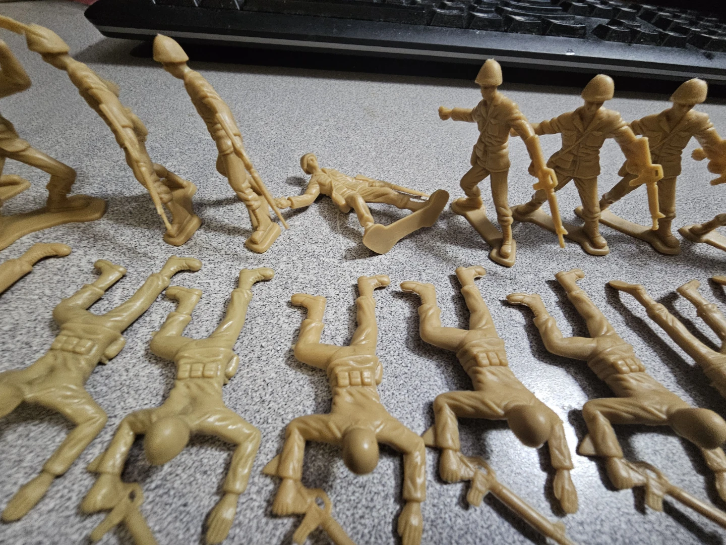 Toy Soldiers Lot - Tan and Green Plastic Figures - photo 4