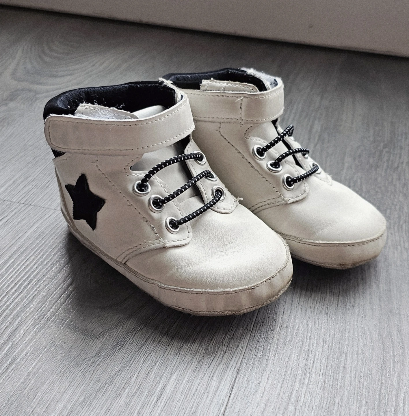 Free baby shoes (size ~1 year) – gently used - photo 3