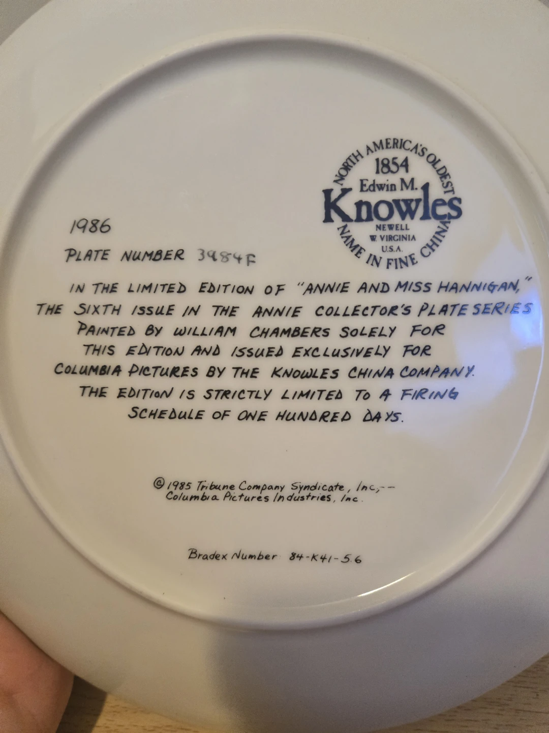 Edwin M. Knowles "Annie and Miss Hannigan" Collector Plate - photo 2