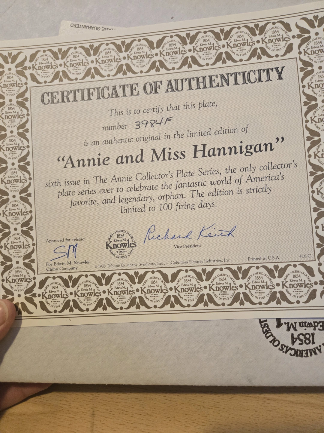 Edwin M. Knowles "Annie and Miss Hannigan" Collector Plate - photo 3
