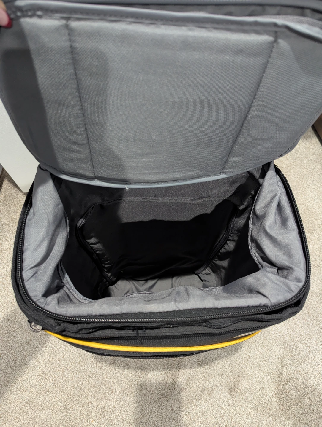 SkyRoll Black Rolling Luggage Bag - photo 4