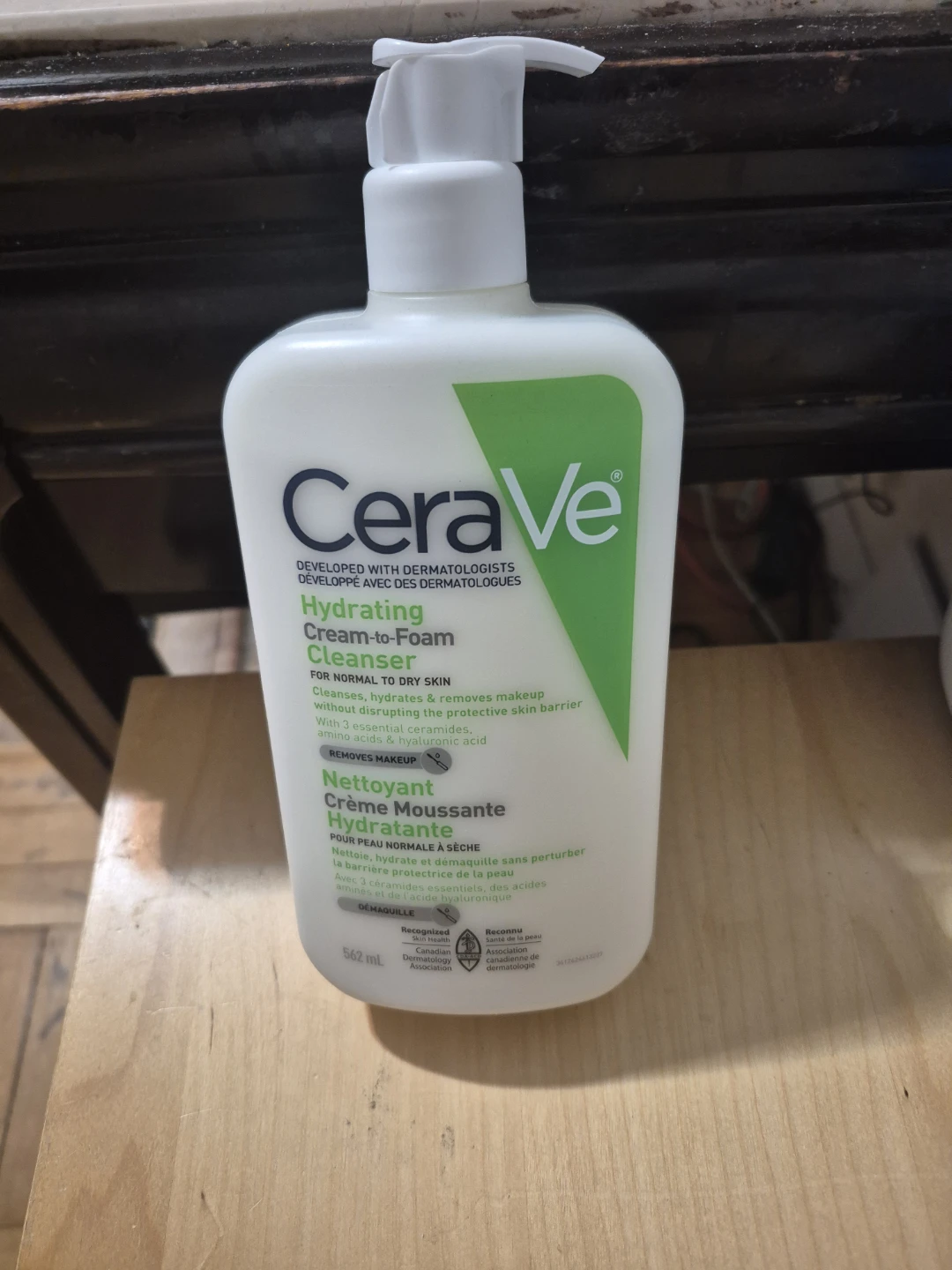 BNIB)CeraVe Hydrating Cream-to-Foam Cleanser
