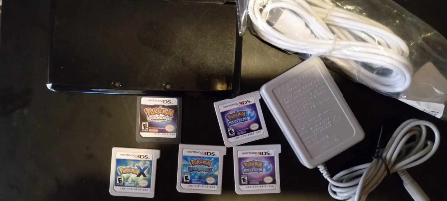 Nintendo 3DS and 5 Pokemon Games ( 4 3DS and 1 DS Reproduction)