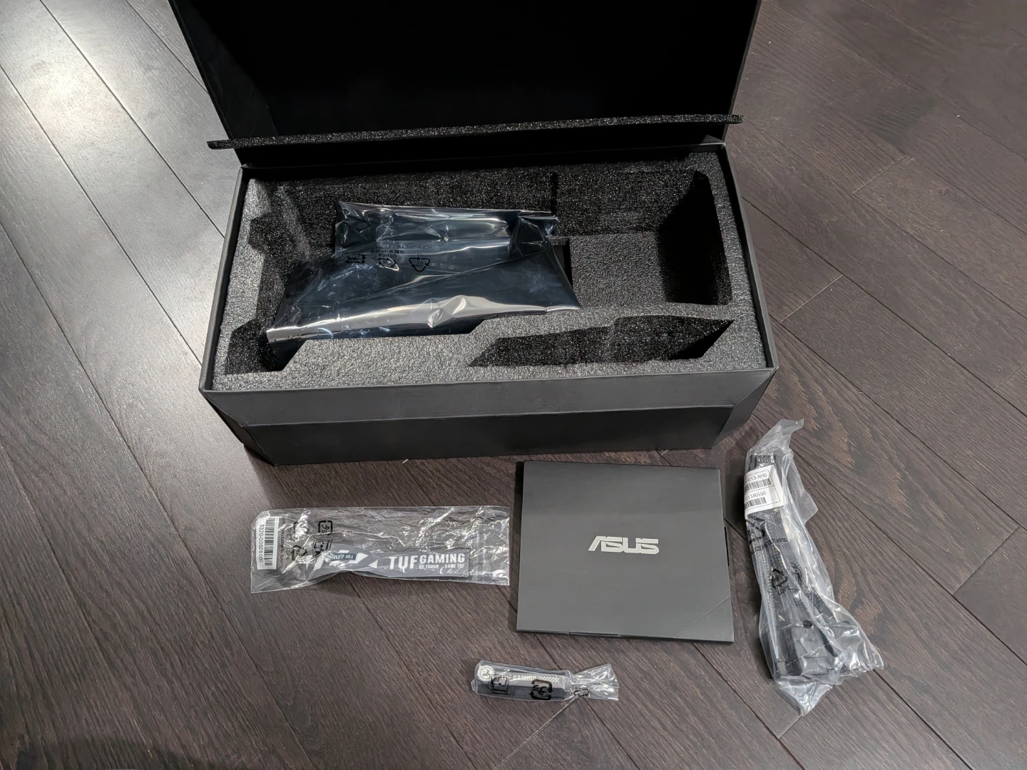 ASUS TUF RTX 5090 Box & accessories only - photo 2