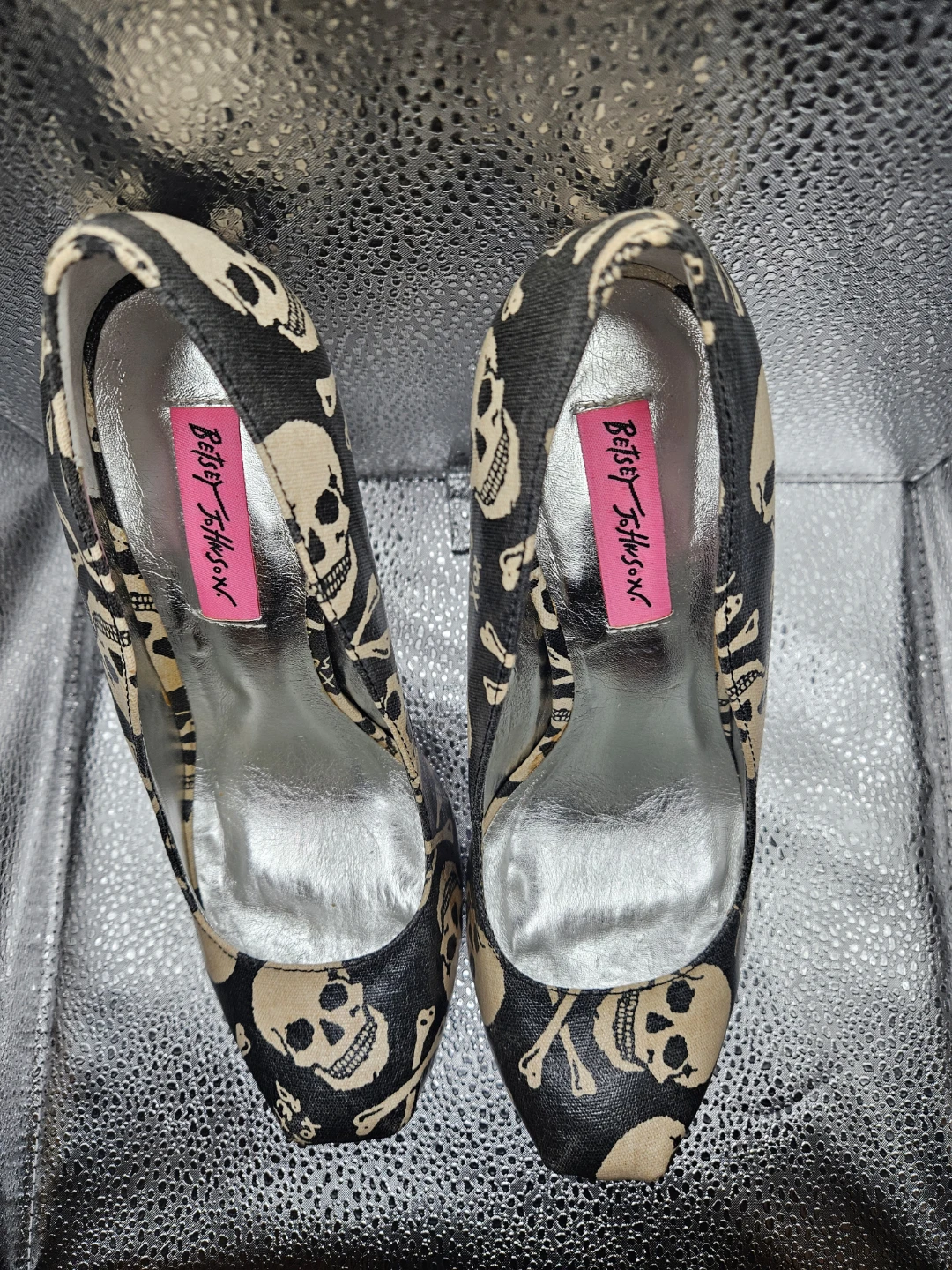 Betsey Johnson Skull & Bones Heels - photo 2