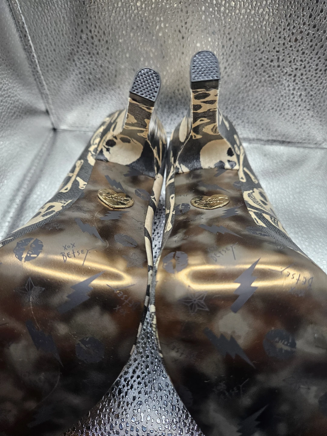 Betsey Johnson Skull & Bones Heels - photo 3