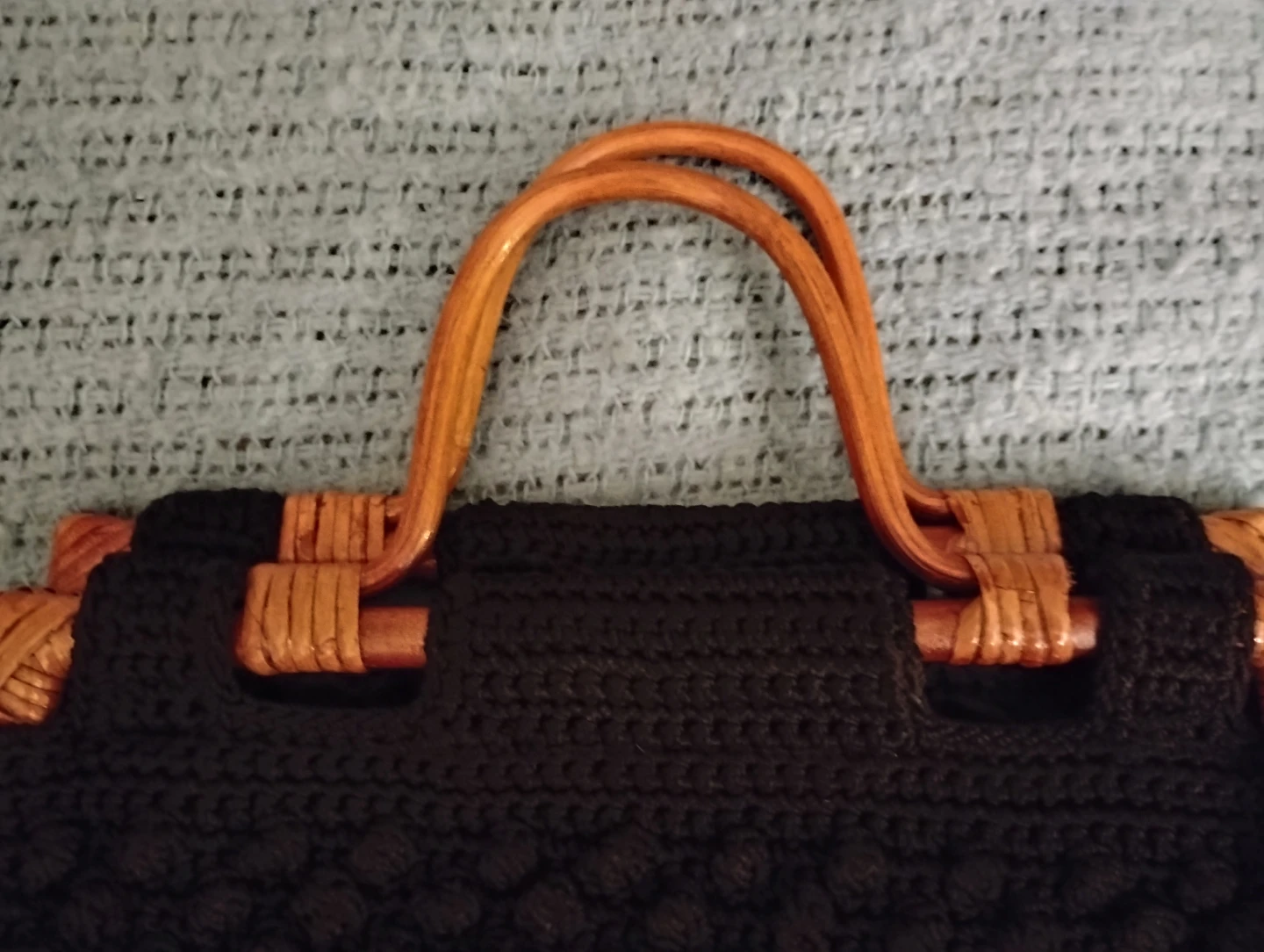 VINTAGE!! BLACK WOVEN HANDBAG PURSE WITH BAMBOO HANDLES - photo 2
