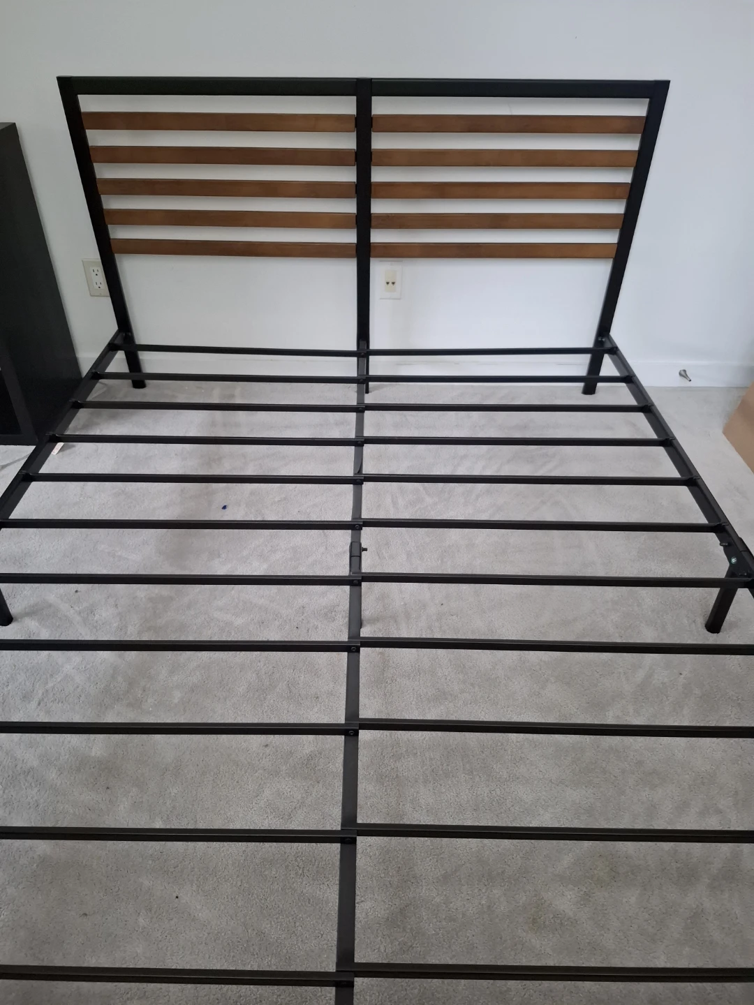 Queen Size bed with Wooden Headboard /+-/ Mattress