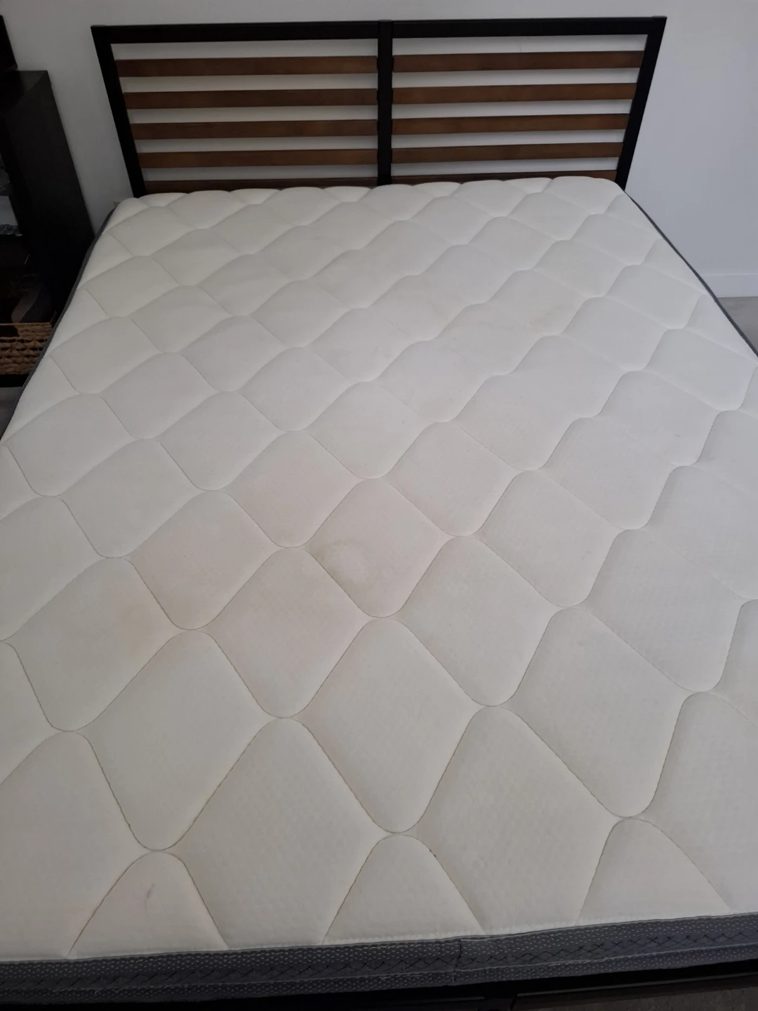 Queen Size bed with Wooden Headboard /+-/ Mattress - photo 4