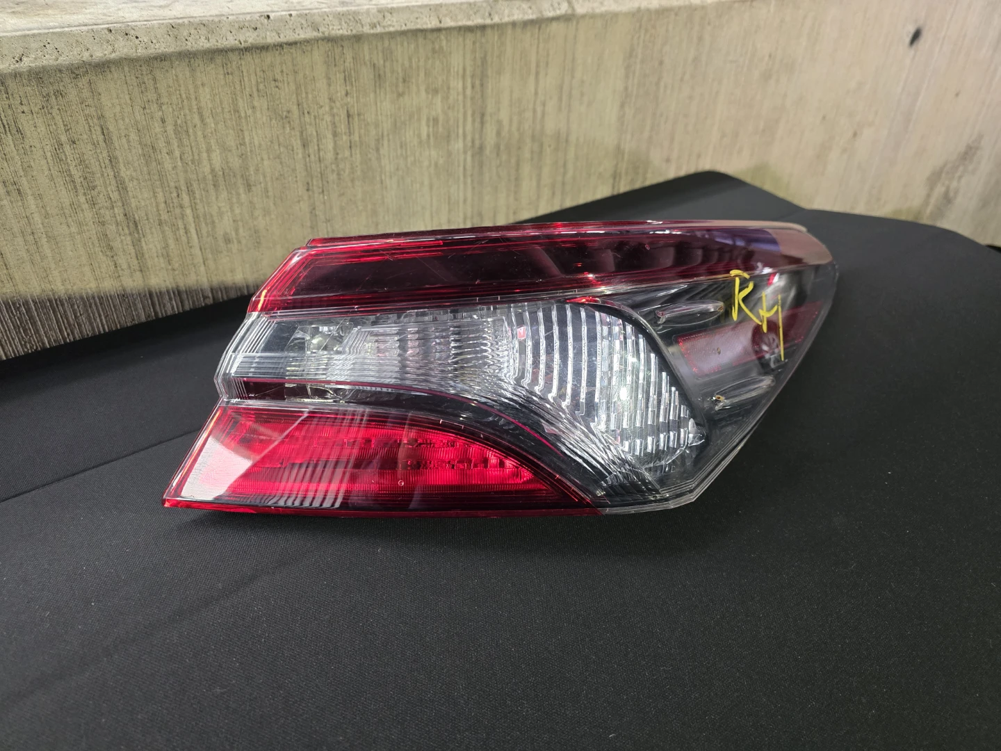 2018 - 2020 Toyota Camry Taillight. Passenger side - photo 2