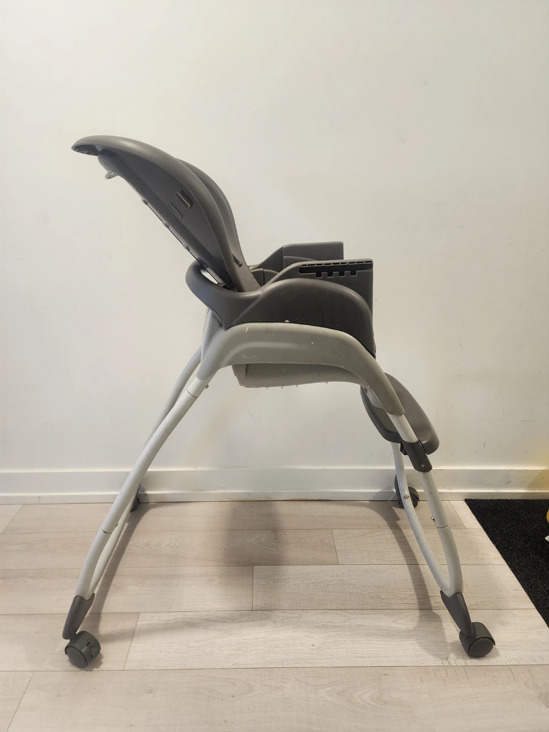 High Chair $20 - photo 3