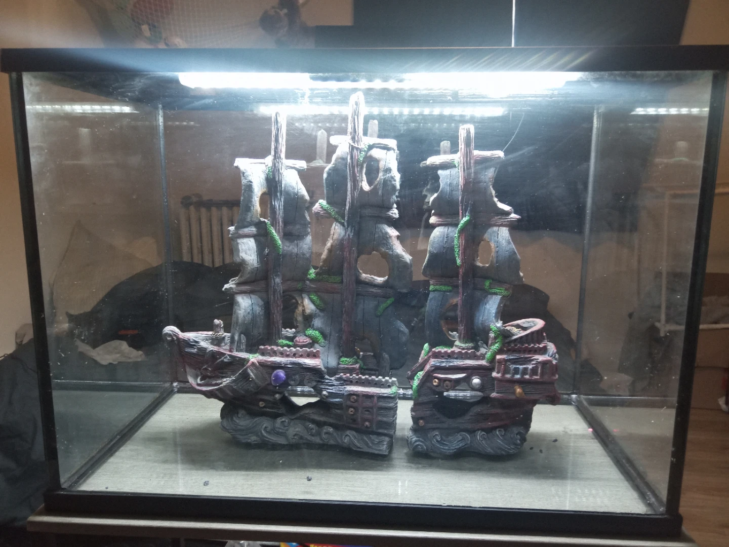 Aquarium with Ship Decorations - photo 2