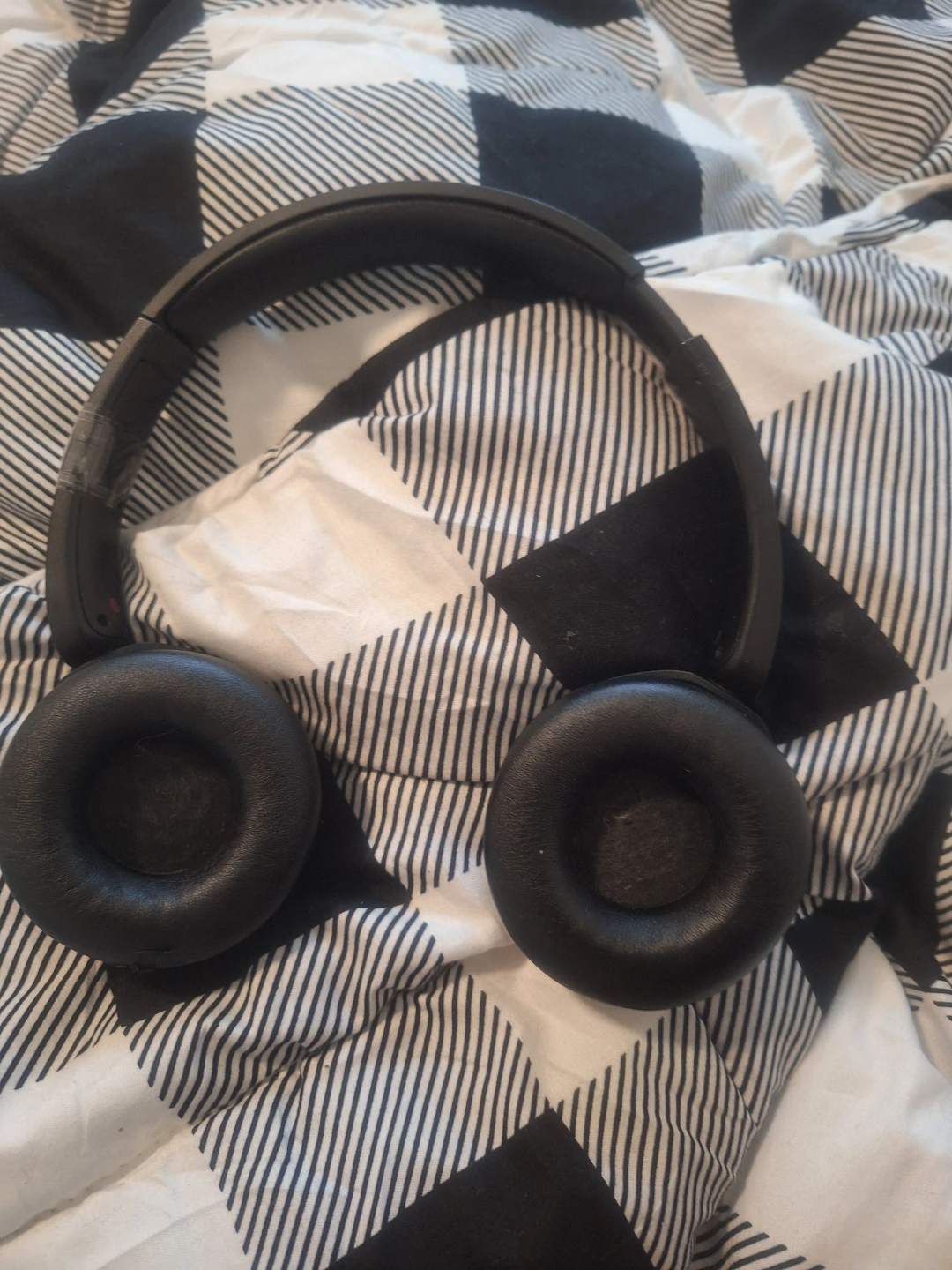 Black Over-Ear bluetooth Headphones