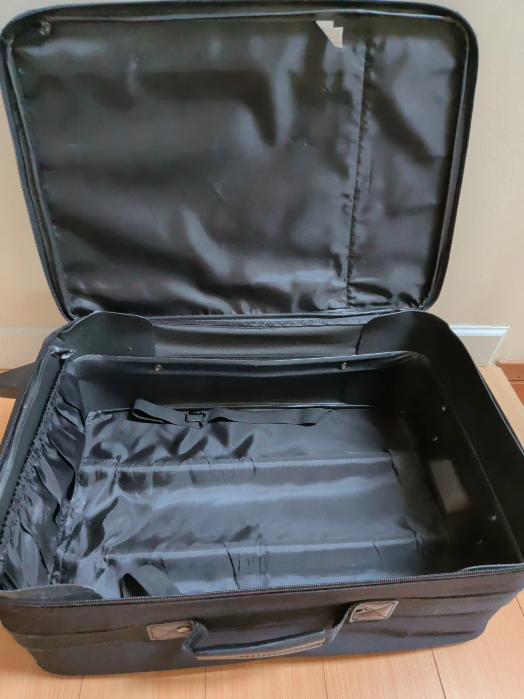Black Premiere Rolling Suitcase 🧡 - photo 3