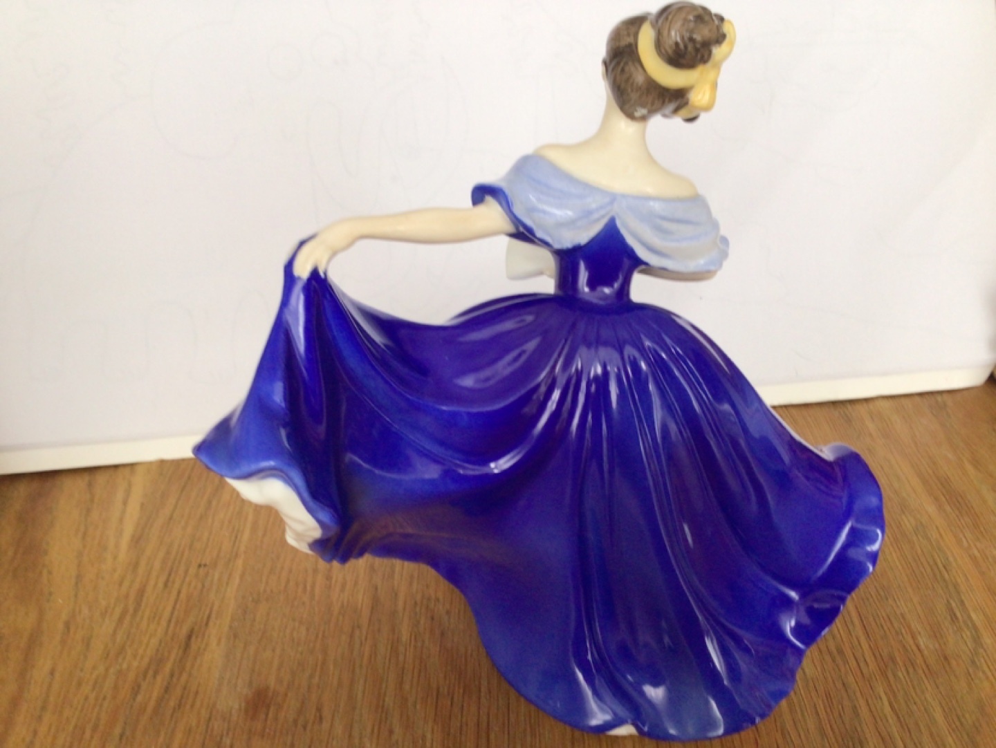 Royal Doulton Elaine HN 2751 Figurine